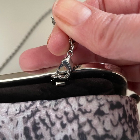 Le Chateau Gray Silver snakeskin design Crossbody Bag or Clutch - Picture 5 of 9